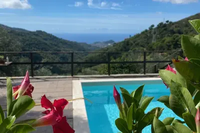 Image de Belle maison avec piscine, espaces ouverts et vue imprenable