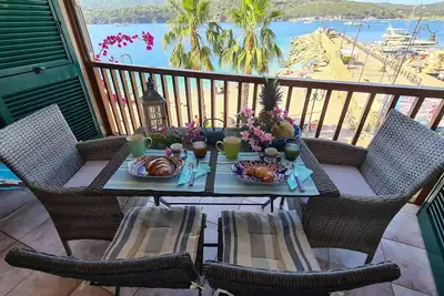 Image de Blue Harbor bel appartement avec terrasse au-dessus de la plage.
