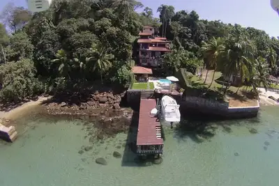 Magnifique maison au bord de l'eau à Angra dos Reis.