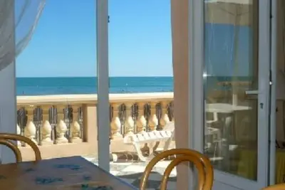 Image de Situé 1er étage terrasse vue imprenable directement sur la mer en première ligne