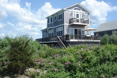 Image de Oceanfront Beachhouse - Plage privée, vue imprenable, WiFi, A \/ C