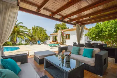 Image de Idéal pour les familles Jardin et piscine privés orientés plein sud avec salle de sport Wifi et A \/ C
