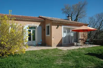Image de Maison lumineuse avec jardin, centre village, vue dégagée sur le Luberon.