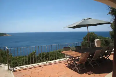 Image de Villa bord de mer dans domaine privé \/ Presqu'ïle de Giens \/ Accés direct mer