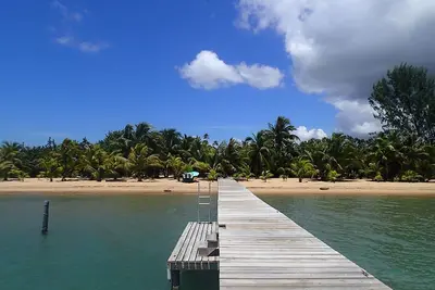 Image de Plage isolée cabane écologique