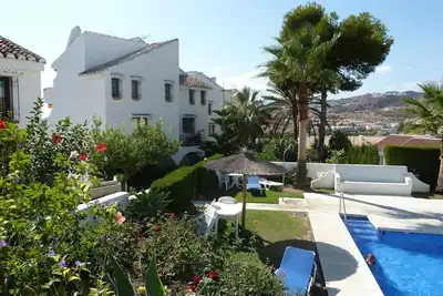 Image de Bel appartement avec jardin privé et vue sur la mer.