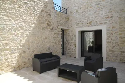 Image de Maison de caractère en pierre avec piscine à 9 kms des plages