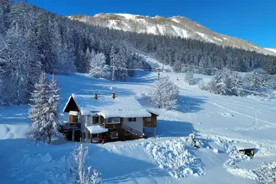 Image de Chalet été-hiver situé sur les pistes du  Seignus d'Allos, vue Mercantour