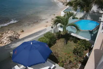 Front de mer des Caraïbes. 3 Br / 3 salles de bain avec piscine. Peut être loué en 1 ou 2 Br.