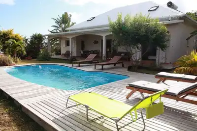 Image de Grande Villa entièrement rénovée sur jardin arboré varangue et piscine Chauffee