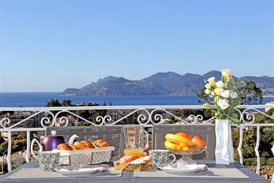 Image de Situation De Vie Unique Avec une vue Imprenable sur la Baie de Cannes