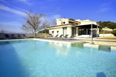Image de Grande maison de luxe moderne avec vue magnifique, jardin, piscine, à seulement 8 km de la plage