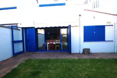 Image de Maison détendre avec idéal pour les familles ou les couples herbe, collé à la plage