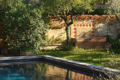 Image de A deux minutes du centre, maison avec piscine et jardin clos dansun  site calme