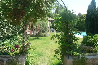 Image de Appartement indépendant- T 2- dans villa - piscine et jardin.