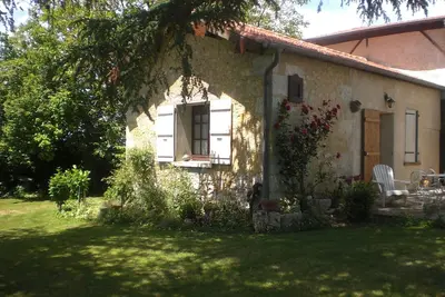 Image de Gite dans une ferme avec piscine situé dans un Parc avec cèdres centenaires.