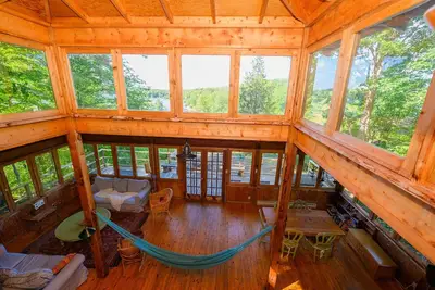 Image de Composé au bord du lac, bain à remous, cabane dans les arbres, court bb, dans Fine Homebuilding Magazine