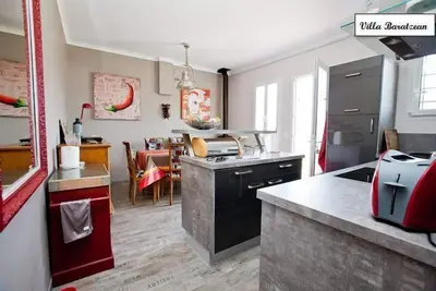 Image de Maison de style néo basquaise, 6 personnes, 3 chambres, grand jardin