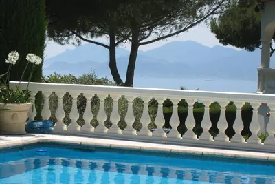 Image de luxueuse villa sécurisée vue panoramique baie Cannes piscine jardin 8'plage