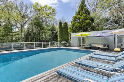 Image de Maison adaptée aux familles, grande piscine chauffée ouverte jusqu'à mi-octobre, jardins paysagers