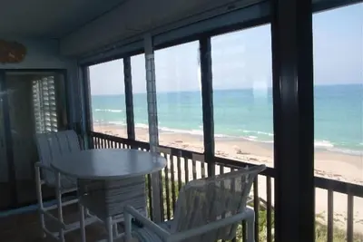 Image de Front de mer fantastique, de superbes vues. Porche fermé, grande piscine, joliment meublée