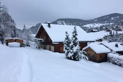 Image de La Clusaz appartement dans chalet au calme en été, sur piste en hiver