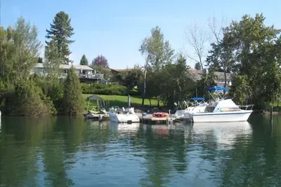 Image de Flathead Lake Beach Home avec quai, glissement de bateau et zone de baignade