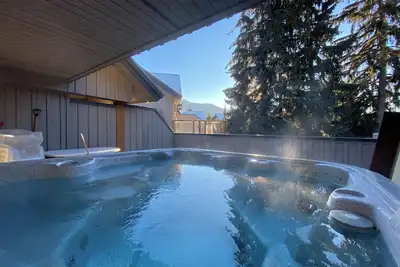 Whistler Village North, Glacier's Reach 2 Bedroom Private Hot