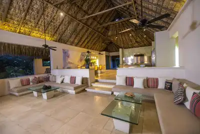 Image de Magnifique villa sur la plage avec piscine et bar dans la piscine, cuisinier professionnel et personnel