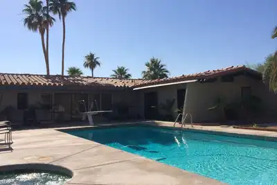 Image de 333 $ - 388 $ - Domaine clos de terrain de golf avec grande piscine et spa.