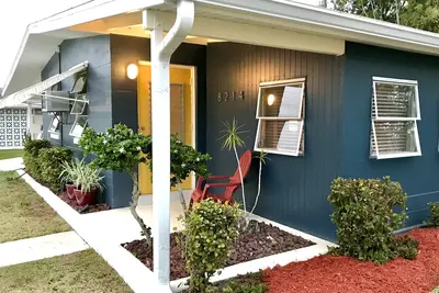 Image de 1 Br, Den Près de la plage / Warm Mineral Springs! Den w / bed, Dog Friendly cour clôturée
