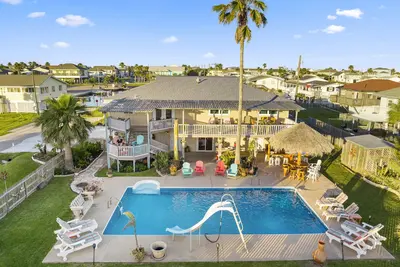 Image de Grande maison de la baie avec grande piscine et bar Palapa entouré d'eau pour 14 personnes