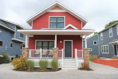 Image de Summer Haven Cottage-3 chambres, 3. 5 salles de bain maison près de la plage - peut accueillir jusqu'à 10