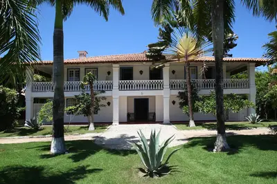 Manoir néocolonial avec vue sur la mer - 6 suites - capacité 12 adultes 6 enfants