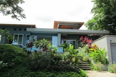 Image de Belle, retraite privée contemporaine Art \/ Yoga chez soi au paradis!