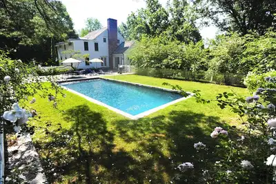 Image de 100% Roxbury! (Zoom in Map ++) PoshPadsCT \"Judd'S Bridge\" Menthe 5br Piscine, Étang, Barbecue