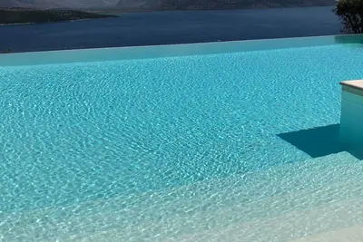 Image de Villa contemporaine dans un emplacement privilégié avec une vue imprenable et l'infini chauffé