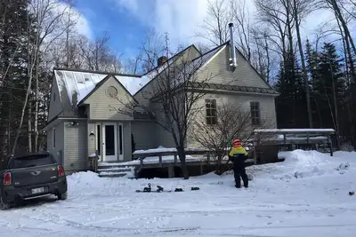 Image de Grande maison de montagne avec sauna, accès facile à la pente et acres d'intimité