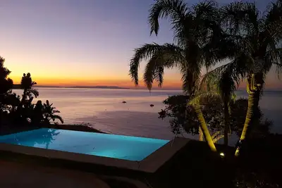 Image de Villa d'exception 5* avec piscine a débordement : vue sur mer et les iles d'or