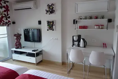 Image de Studio avec grande piscine, fitness, sécurité 24h \/ 24, service.