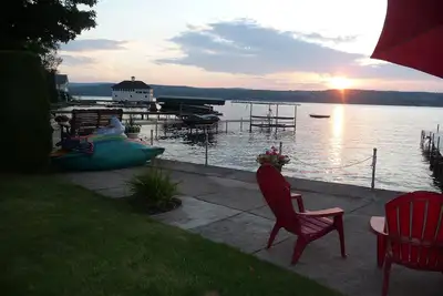 Image de Couchers de soleil magnifiques! ! Maison au niveau du lac sur le côté est souhaitable