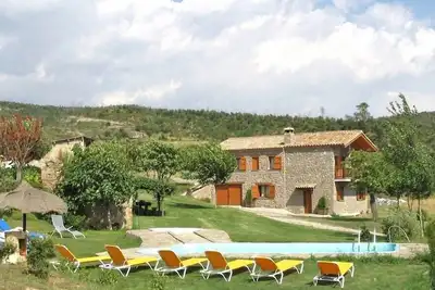 Image de Une grande piscine, grand jardin, terrasse, barbecue, belle vue et une grande maison de vacances!