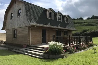 Image de Maison en bois avec tennis privé