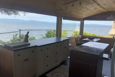 Image de Bienvenue à Cedar Ledge! Vue à 270 degrés du lac Champlain