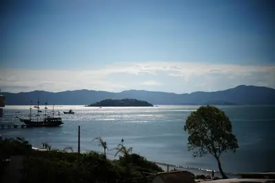Image de Penthouse avec piscine, barbecue et vue magnifique sur la mer.
