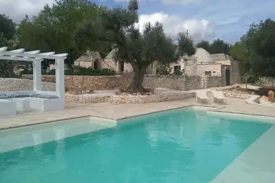 Image de Soul of Puglia - Un joyau rural 3br/3ba (salle) Trulli Hilltop w /Piscine & Vues
