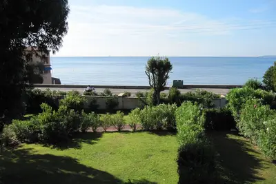 Image de Beachside Villa. Avec grand jardin privé dans fortifiée Domaine