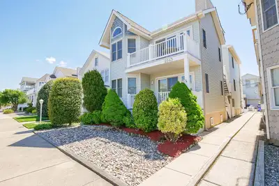 Image de Goldcoast-Steps to Beach 2nd Flr-3 bedrm / 2 bths, Prvt Rooftop Dck w / Ocean Views!