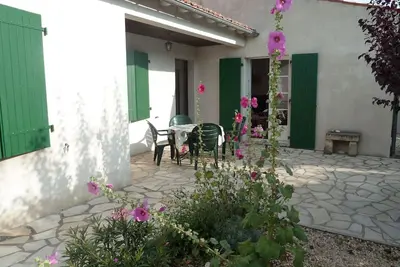 Image de Maison T4 ensoleillée avec jardin clos. Proche plage et pistes cyclables.