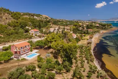 Image de Villa avec deux appartements séparés sur le front de mer avec de superbes vues
